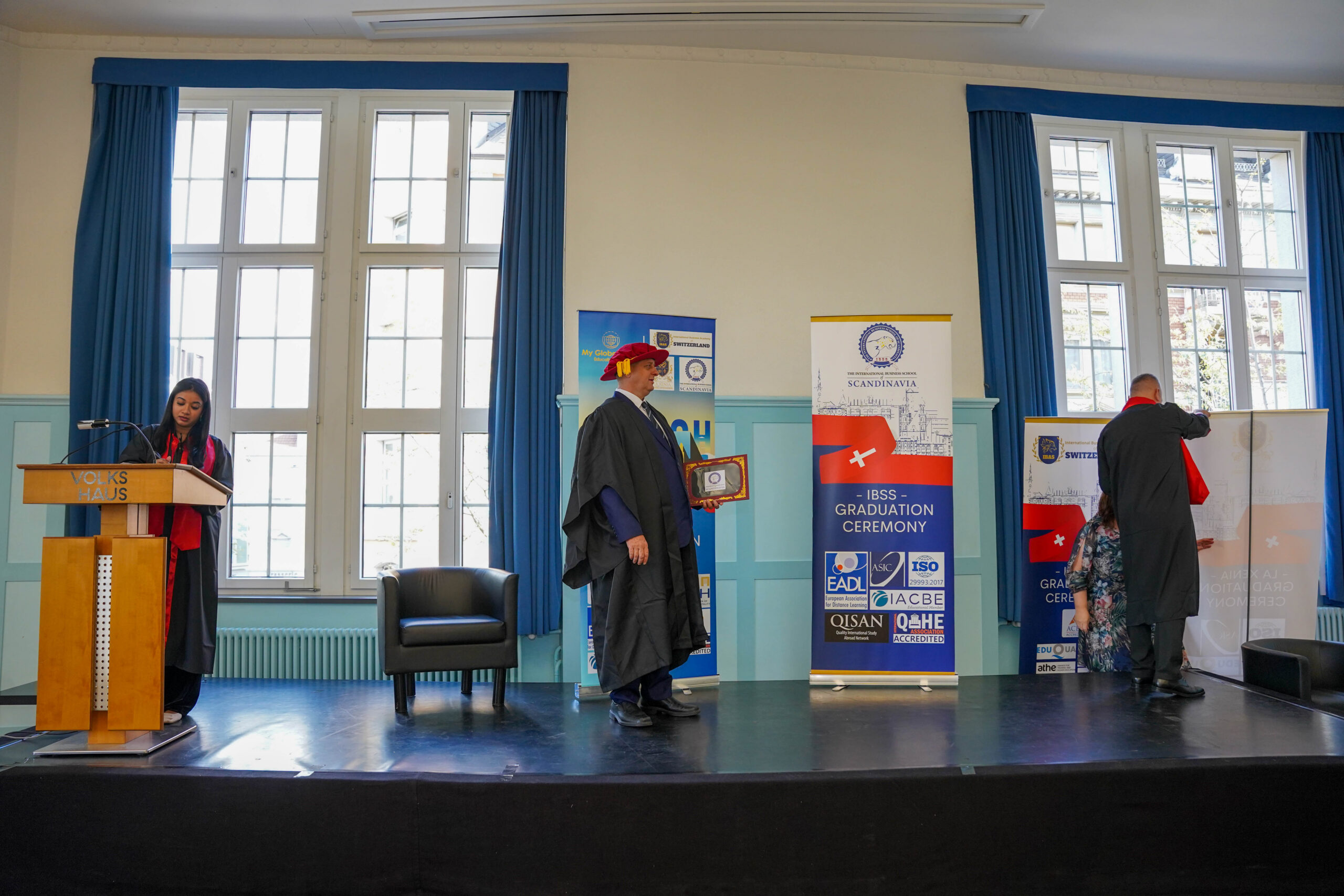 Graduates and representatives at the 2023 Zurich graduation