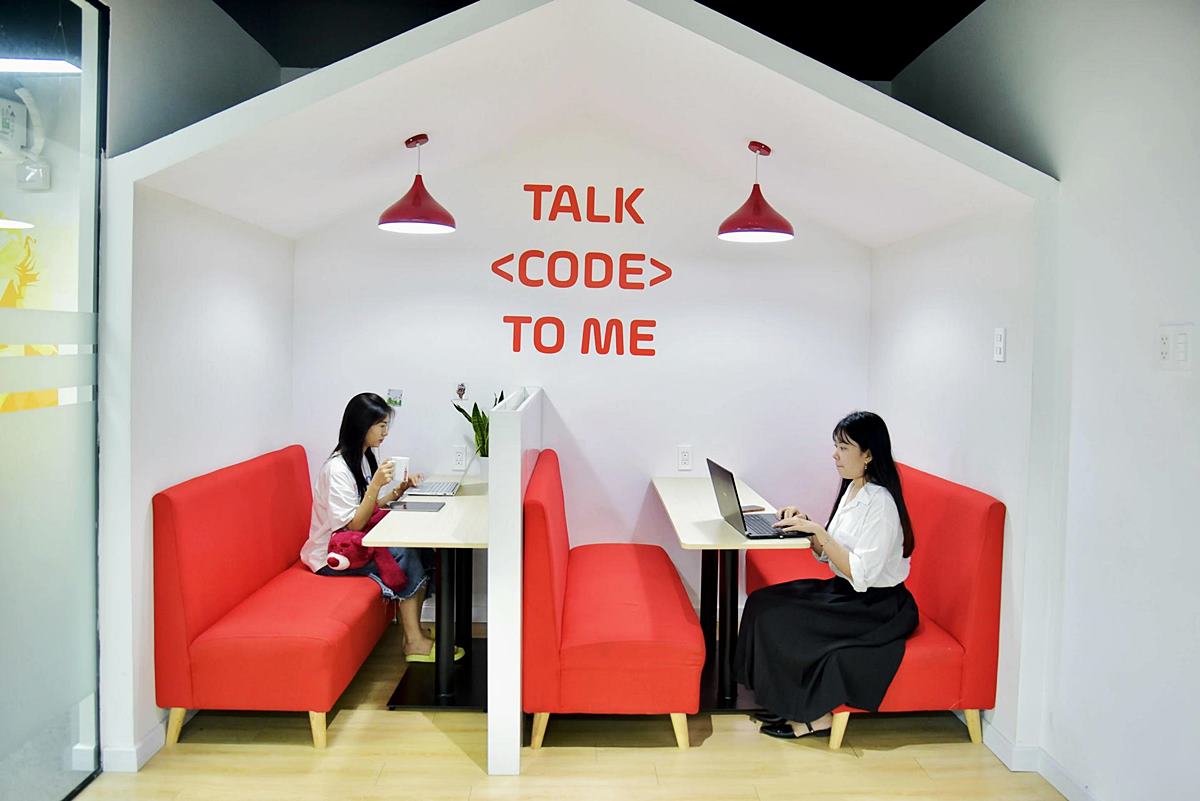 Bach Khoa Training Institute office environment